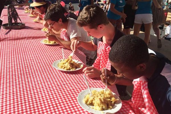 A Arpajon-sur-Cère, dans le Cantal, la fête de la truffade a trouvé son nouveau roi. Un des participants au concours du plus gros mangeur de ce plat auvergnat à base de pommes de terre et de tome fraîche en a mangé 1,5 kg !