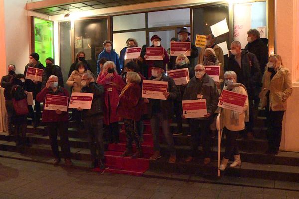 Une cinquantaine de cinéphiles de Plombières et des environs se sont rassemblés devant le cinéma fermé pour demander sa réouverture.