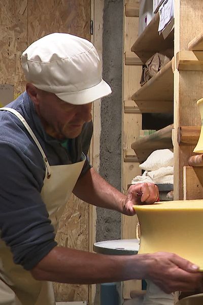 C'est, si l'on peut dire, la crème de la crème des Beaufort d'été qui se fabrique à plus de 2000 mètres d'altitude en Savoie : le Beaufort chalet d'alpage. Moins de 10 000 meules sur les 54 000 produites à l'été 2023.