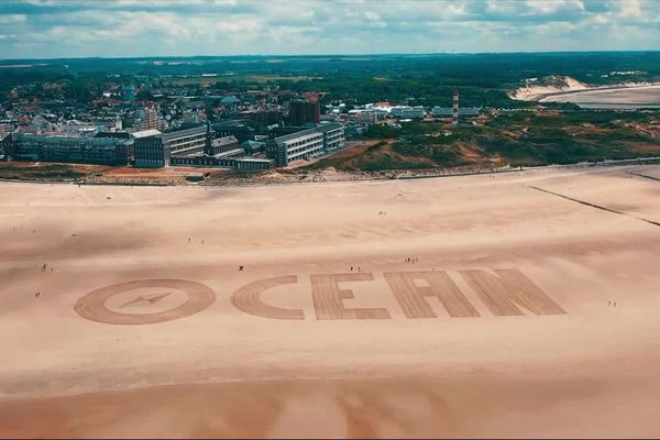 Cinq lettres qui ont nécessité deux heures de travail et recouvert 10 000 m2 de la plage de Berck.