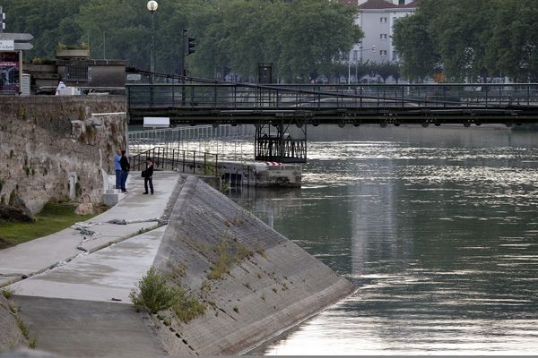 De retour d'intervention, le pompier n'a pas hésité à se jeter dans l'eau froide de la Saône.