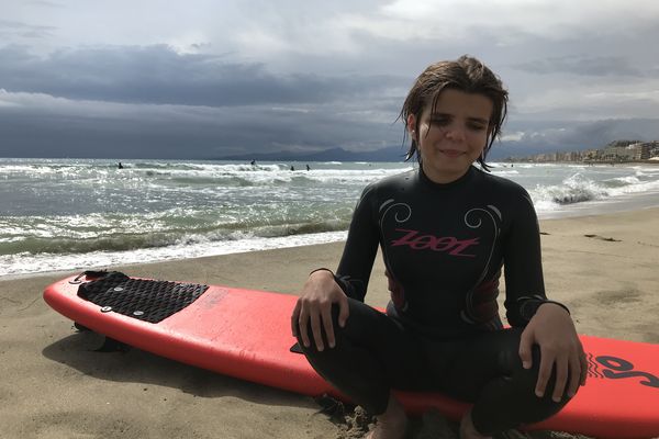 Juliette vit sa passion du surf sans se préoccuper de son handicap.