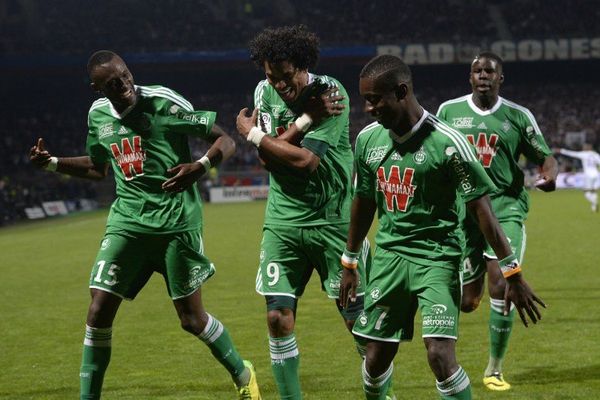 Max Alain Gradel célébre son but avec Guilavogui et Brandao 