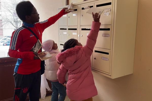 Des centaines de livres sont distribués gratuitement aux habitants des quartiers Valdegour et Pissevin par les jeunes de différentes associations nîmoises. Mercredi 28 février 2024.