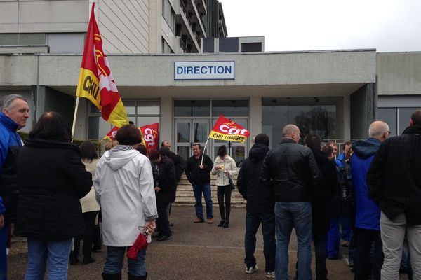 Le rassemblement a eu lieu en début d'après-midi devant le CHU