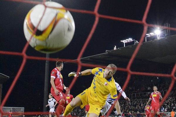  Le goal suisse Andris Vanins concède un but lors du match Sion-Bordeaux en Europa League le 5 novembre 2015. 