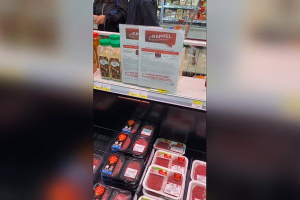 Plusieurs lots de viande hachée vendus dans les supermarchés Cora, Netto, et Leclerc ont été rappelés mercredi 10 juillet 2024 car potentiellement contaminés par la bactérie E. coli.