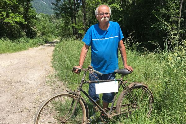 Les membres de l'association Cruet Nature et Patrimoine veulent identifier Monsieur X grâce à son vélo.