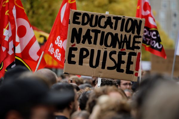 Un manifestant brandissant une pancarte "Education nationale épuisée" lors d'une manifestation des professeurs et directeurs d'école le 3 octobre 2019 à Bibigny (Île-de-France).