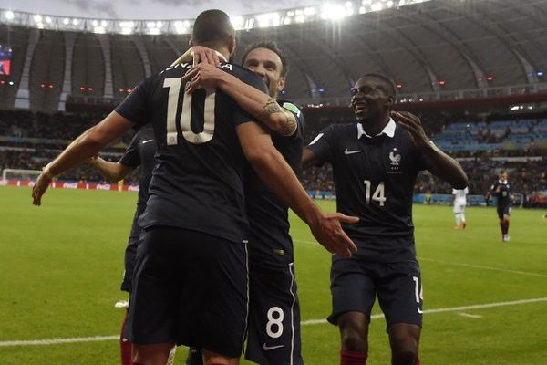 Mathieu Valbuena tombe dans les bras du buteur Karim Benzema lors de leur premier match du mondial 2014.