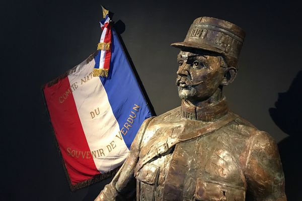 Le buste de l'écrivain Maurice Genevoix au Mémorial de Verdun.