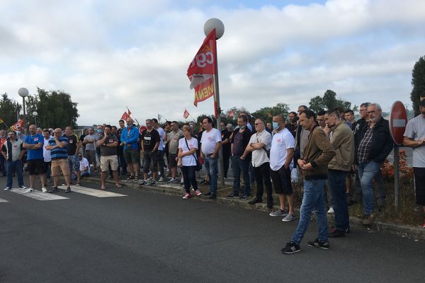 Les salariés de la fonderie aluminium à Ingrandes-sur-Vienne, en grève, jeudi 16 septembre, à l'appel de l'intersyndicale.