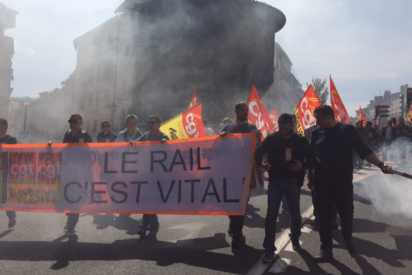 Ils étaient environ 700 manifestants, vendredi matin, dans les rues du Puy-en-Velay. En tête de cortège : les cheminots CGT du Cantal, de Montluçon et plus généralement de la région. 