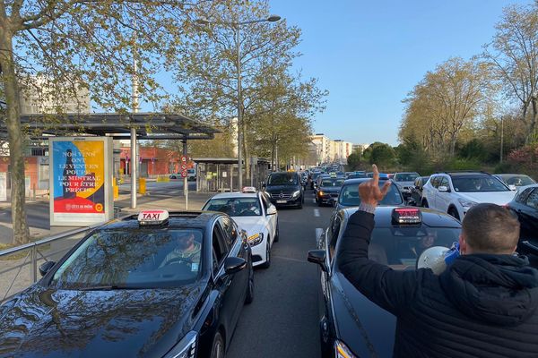 Près de 150 chauffeurs de taxis se sont mobilisés ce matin pour une opération escargot - 2 avril 2021