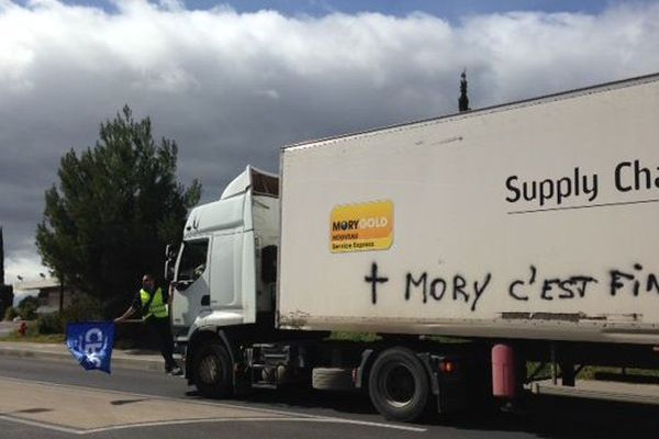 Opération escargot des chauffeurs de chez Mory dans le quartier du Millénaire à Montpellier