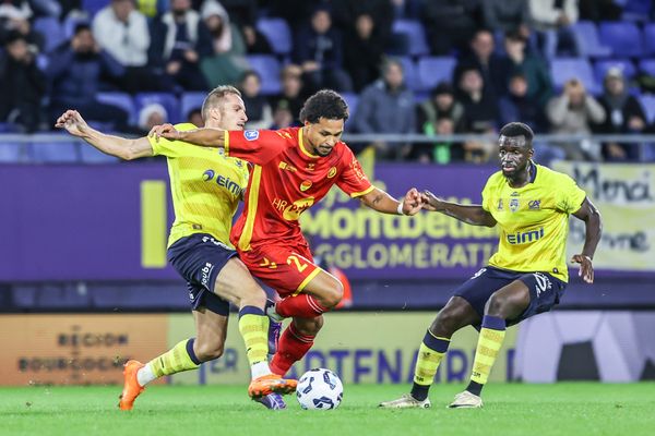 Virgil Thérésin, défenseur de l'US Orléans à la lutte face à Sochaux