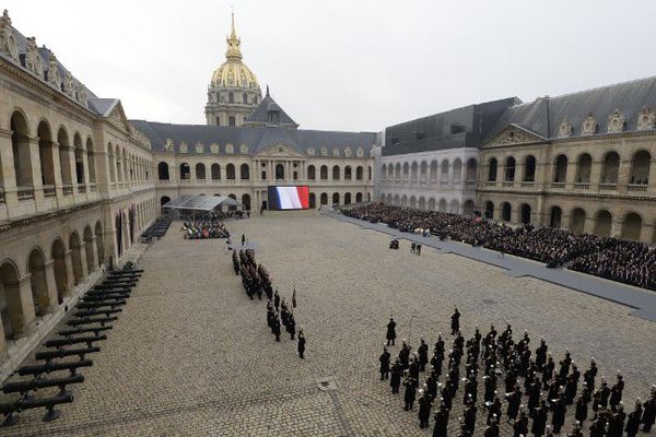 Deux semaines après les attentats, qui ont fait 130 personnes à Paris et à Saint-Denis, une cérémonie d'hommage national a été organisée, vendredi, aux Invalides. 