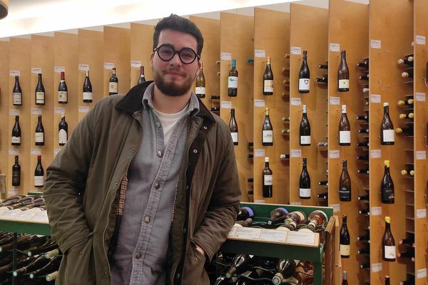 Robin Jafflin effectue une formation dans le commerce des vins et spiritueux à Dijon.