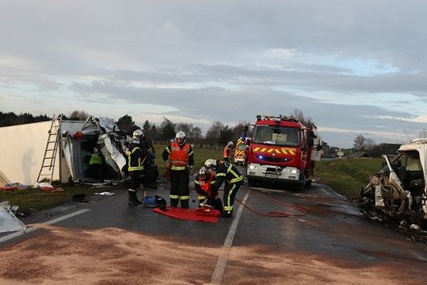 Le choc frontal violent entre les deux véhicules a provoqué la mort du jeune conducteur de l'utilitaire - Saint-Méloir-des-Ondes - 13/02/2015