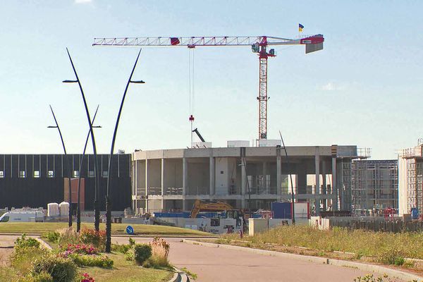 Le chantier du futur centre McArthurGlen (aussi appelé Outlet) à Douains dans l'Eure s'étend sur une dizaine d'hectares à la limite avec les Yvelines.