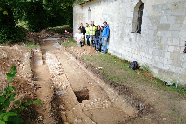 Cette tranchée de fouilles révèle un ancien bâtiment bien plus ancien et conséquent que l'actuelle chapelle, les restes d'un enfant y ont été retrouvés.