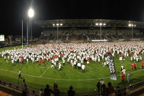 Stade Amédée-Domenech hier soir à Brive, plus de 4 000 personnes rassemblées au cours d'un haka géant. Record du monde.