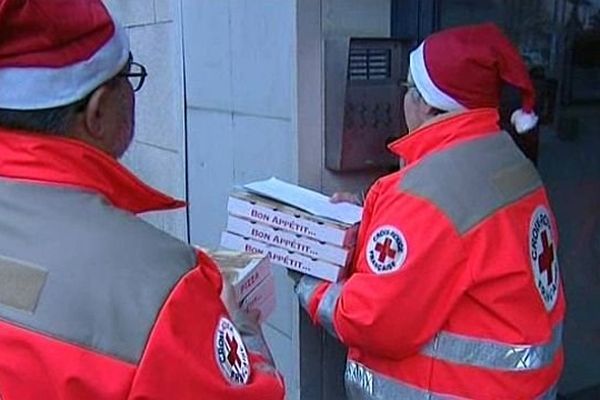 Pour Noël, des bénévoles de la Croix-Rouge de la Nièvre ont livré des pizzas offertes par un restaurateur à des familles à faibles revenus et à des SDF