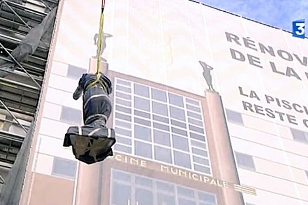 Les deux statues du sculpteur Saladin vont retrouver la façade de la piscine du cours de la République au Havre.