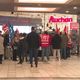 Des salariés de l'hypermarché Auchan d'Aubière, près de Clermont-Ferrand, manifestent pour la sauvegarde de leurs emplois.