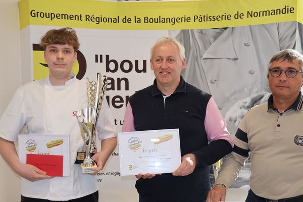 Thibault (à gauche sur la photo) avec son trophée, pose avec son patron, Cyrille Branthonne et le président des boulangers de la Manche, Fabrice Suzanne.