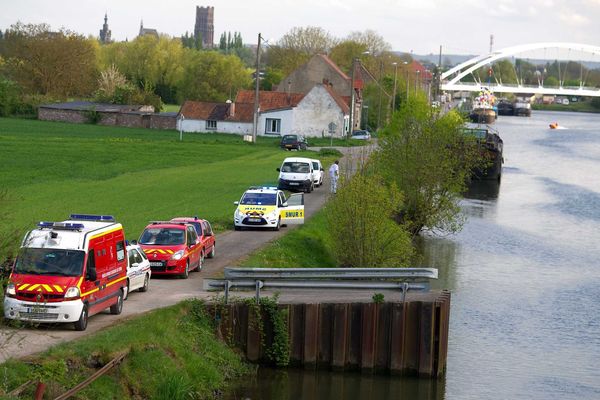 Noyade a bethune dans le canal d'Aire. Une femme decedee , son conjoint recherché. Les pompiers sur place ce jeudi soir.