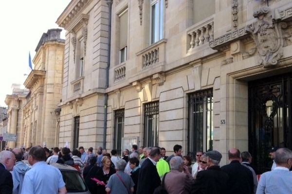 Une centaine d'opposants au mariage homosexuel se sont donné rendez-vous à 18h30 devant la préfecture, à Dijon, mercredi 17 avril 2013. 