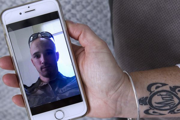 Une photo de Mathieu Caizergues montrée par sa mère Delphine. Le gendarme a disparu le 23 juin 2017 lors d'une randonnée sur l'île de la Réunion.