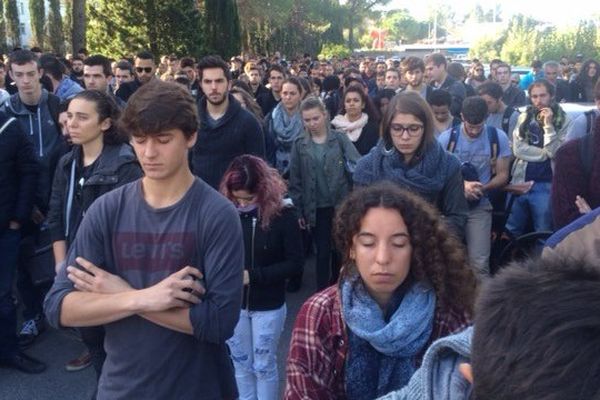 Près de 2.000 personnes ont observé une minute de silence devant la faculté des sciences de Montpellier en hommage à Hugo Sarrade et aux victimes des attentats de Paris - 16 novembre 2015