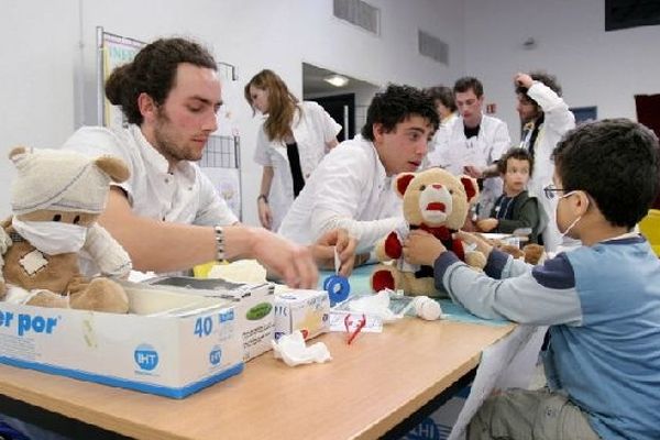 Apprendre à soigner ses peluches, c'est apprendre à faire confiance à ses médecins