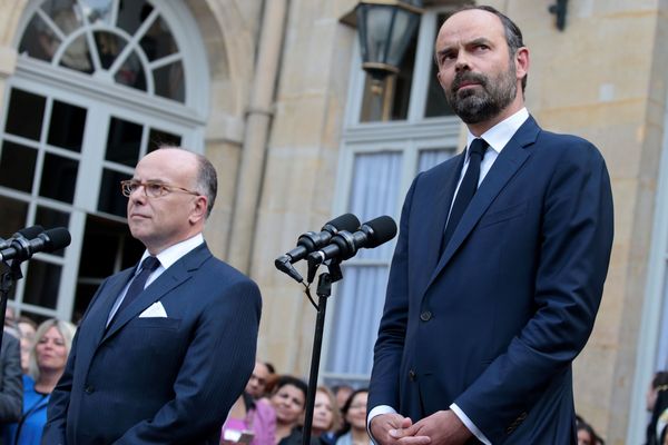 Bernard Cazeneuve transmet ses pouvoirs de premier ministre à son successeur Edouard Philippe