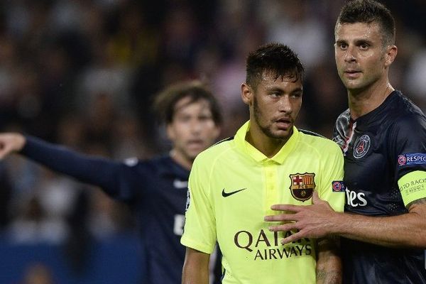 Le brésilien Neymar aux prises avec Thiago Motta, lors du match aller (victoire du PSG 3-2 face au Barça).