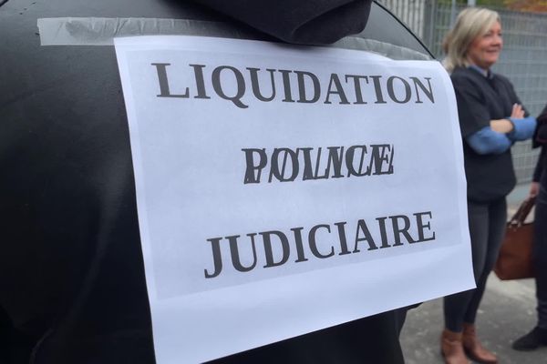 Devant les grilles du commissariat de Limoges, les magistrats et les avocats apportent leurs soutien à la Police Judiciaire