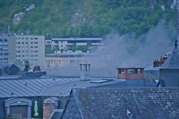 Un incendie s'est déclaré lundi 11 mai au matin dans le centre ville de Rouen.