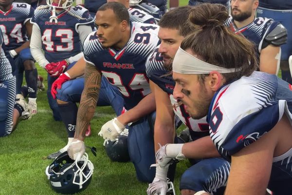 Les visages sont tirés après le match conclu par une défaite de l'équipe de France 7 - 14 contre la Tchéquie.