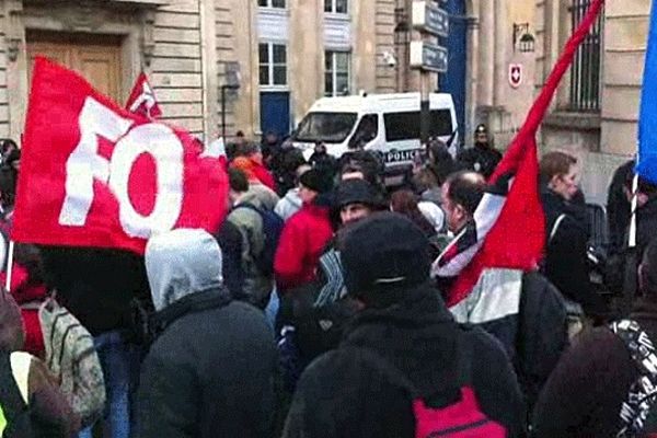 Les salariés d'Honeywell devant le ministère du travail à Paris ce mardi matin