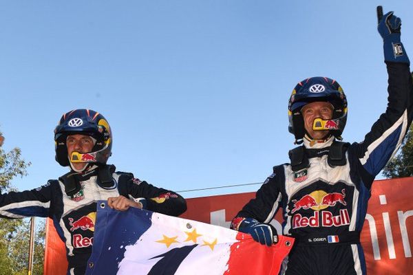 Sébastien Ogier et Julien Ingrassia sur la ligne d'arrivée du rallye d'Australie.