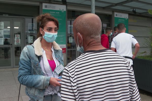 Soumya Nasri est médiatrice anti-covid pour l'ARS. Elle tente ici de convaincre un habitant du quartier Bagatelle à Toulouse d'aller se faire vacciner, le 6 juillet 2021.