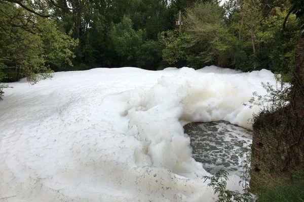 Une impressionnante couche de mousse est apparue sur la rivière l'Aussonnelle, mardi 27 avril, ici sur la commune de Seilh (Haute-Garonne).