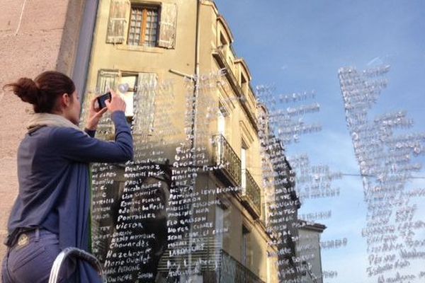 Les noms des pétitionnaires inscrits sur les fenêtres de l'Hôtel Dardé à Lodève