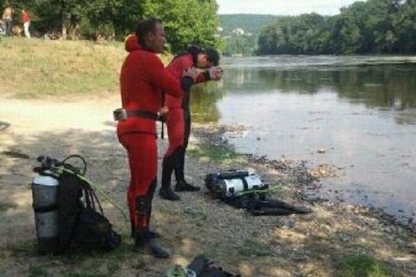 Les plongeurs inspectent la rivière