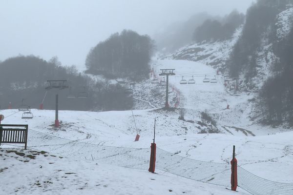 À cause des températures élevées et de la pluie, la neige a fondu sur les pistes des Pyrénées.