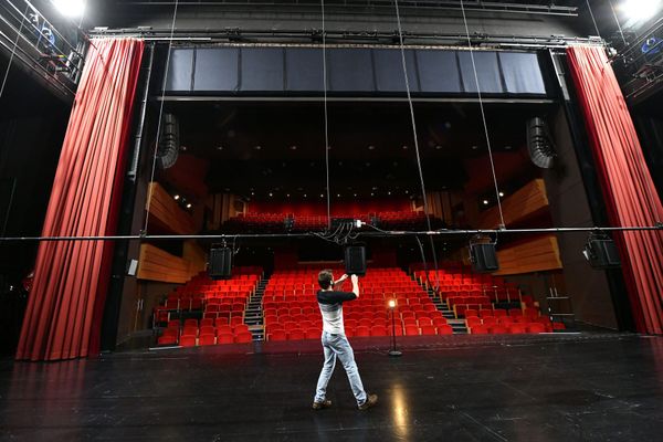 lllustration de la préparation d'une scène de théâtre avant l'ouverture au public.