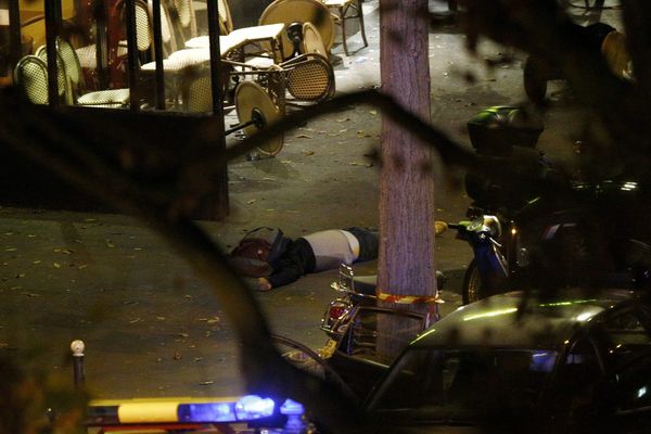 Un corps à proximité de la salle de spectacles du Bataclan, à Paris, après une attaque dans la nuit de vendredi à samedi.