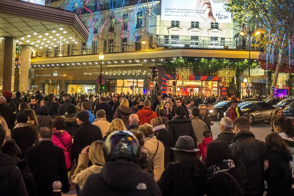 La foule dans le quartier des grands magasins, à Paris.